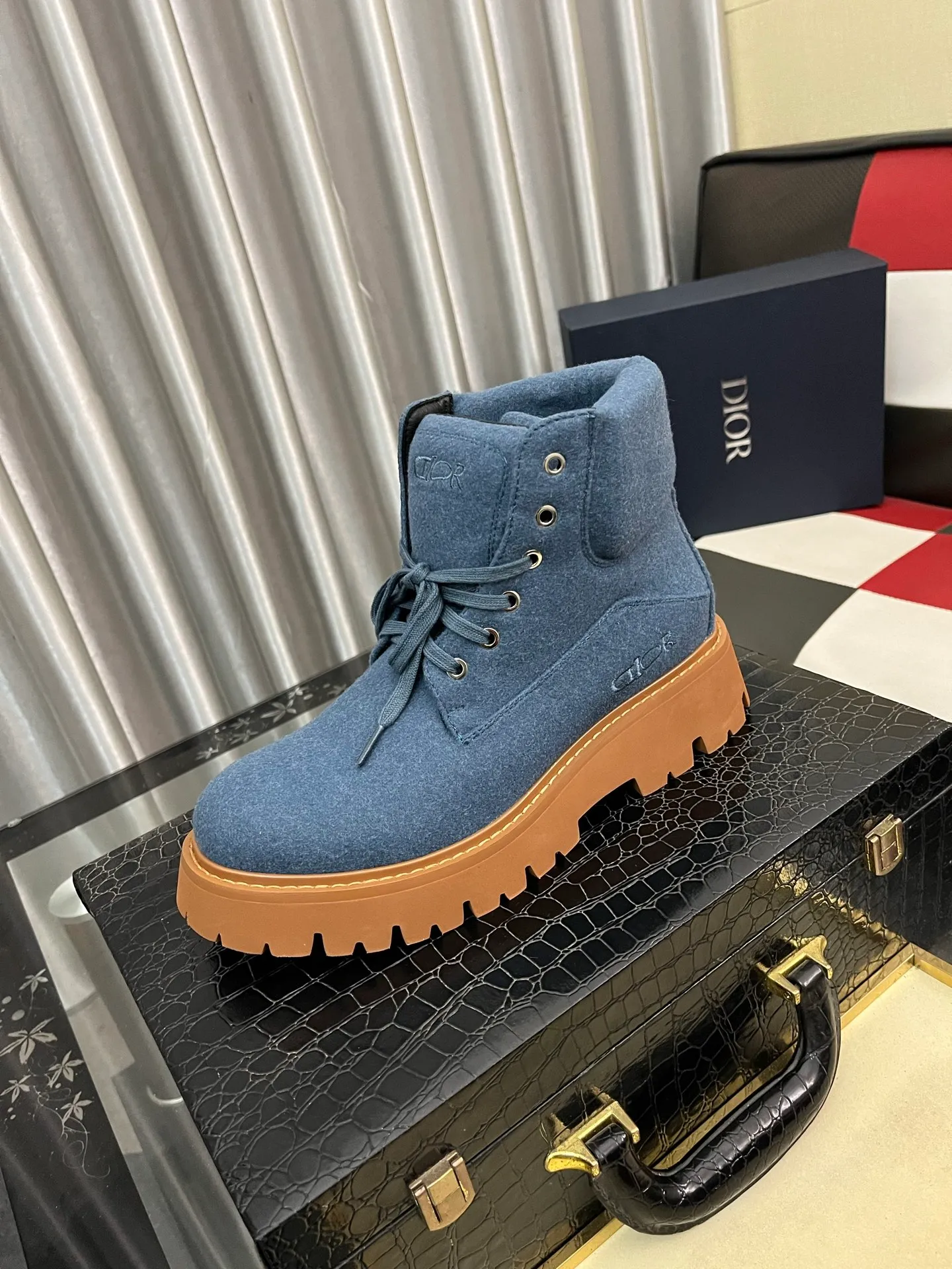 Men's shoes 💰: 540⌚️⌚️Dior top crafts Dior high-top boots counter synchronizes with the original factory configuration, original cowhide patchwork fabric imported from Italy, breathable and comfortable imported water-dyed cow lining, sole: original factory special original sole super comfortable, original factory with single goods high quality, you can enter and exit the counter at will, welcome to compare and synchronize with the counter, code number: 38-44